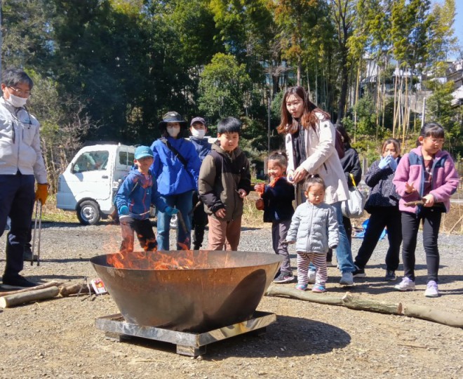 【イベントレポート】せせらぎの郷 多摩湖緑地で「バイオ炭を使って焼き芋を作ろう！」を開催｜里山の資源を活かしたバイオ炭づくり